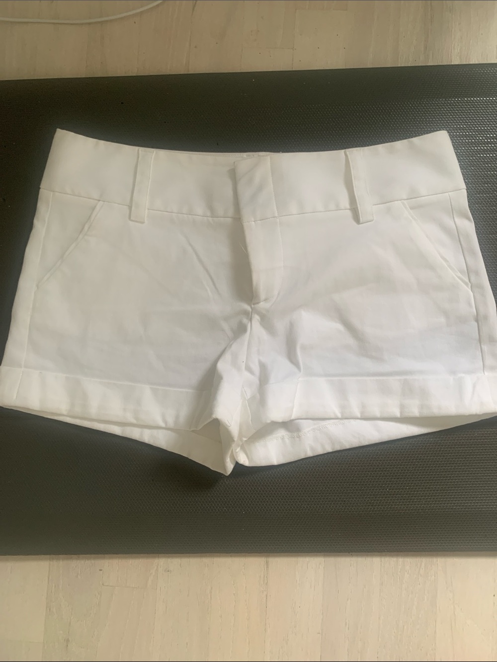 Alice and Olivia Cady Short size 8